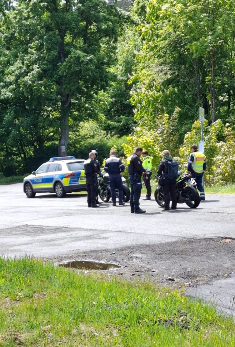 Geschwindigkeitskontrolle und technische Überprüfung der Fahrzeuge an der B4 im Harz.