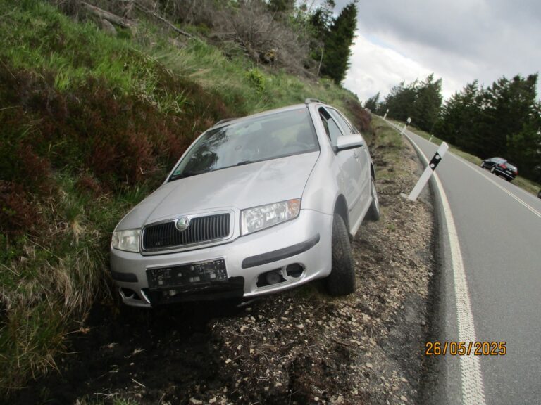Verkehrsunfall Braunlage B242: Skoda Fabia im Straßengraben, Fahrerin unverletzt, 4.000EUR Schaden. Hinweise an Polizei Braunlage.
