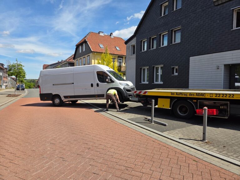 Verkehrsunfall mit Beeinträchtigung in Clausthal: Kleintransporter bleibt stehen nach Überfahren des Pollers.