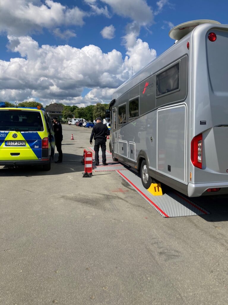 Besucher lassen Campingmobil auf Schützenplatz in Braunschweig wiegen