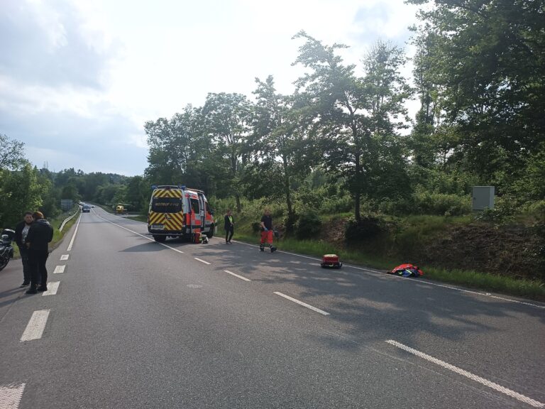 Verkehrsunfall zwischen zwei Motorradfahrern auf der B27 bei Braunlage: Rettungseinsatz mit RTW und Rettungshubschrauber, Schäden an den Motorrädern aus Waldshut.