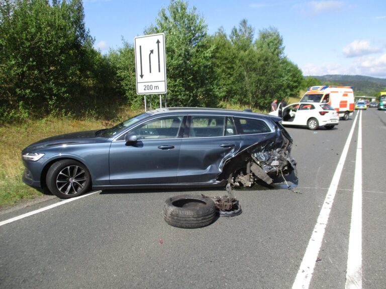Verkehrsunfall auf der Bundesstraße 82 in Astfeld: Totalschaden an Volvo und VW Polo, drei Verletzte
