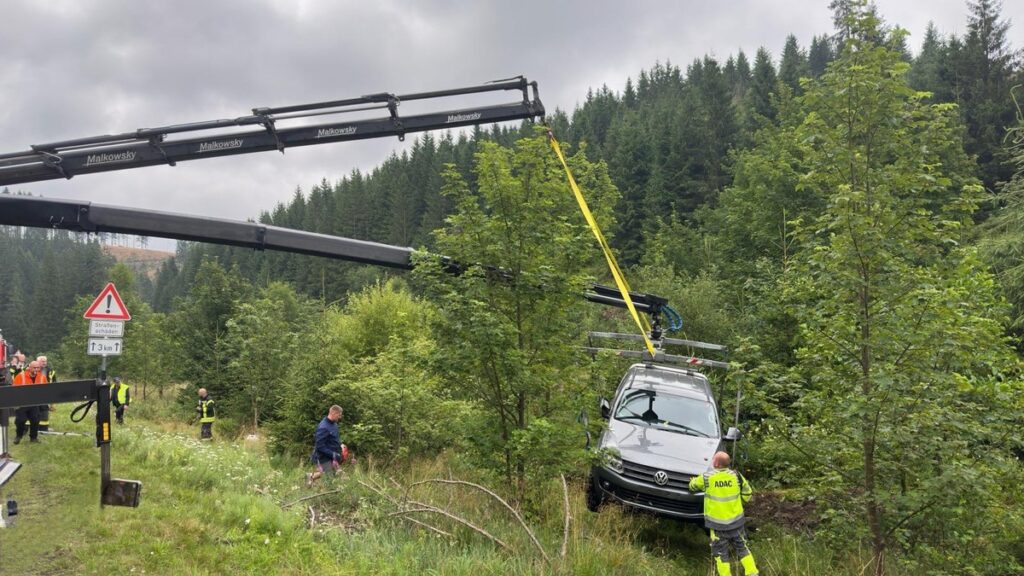 Pkw nach Unfall im Bachlauf der Schalke in Schulenberg, Clausthal-Zellerfeld.