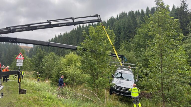 Pkw nach Unfall im Bachlauf der Schalke in Schulenberg, Clausthal-Zellerfeld.