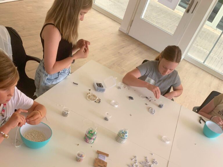 Ferienpass Aktion Schmuck basteln