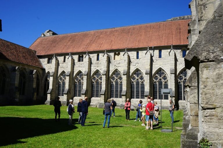 Fuehrung Mit Kreuz und Spaten© ZisterzienserMuseum Kloster Walkenried