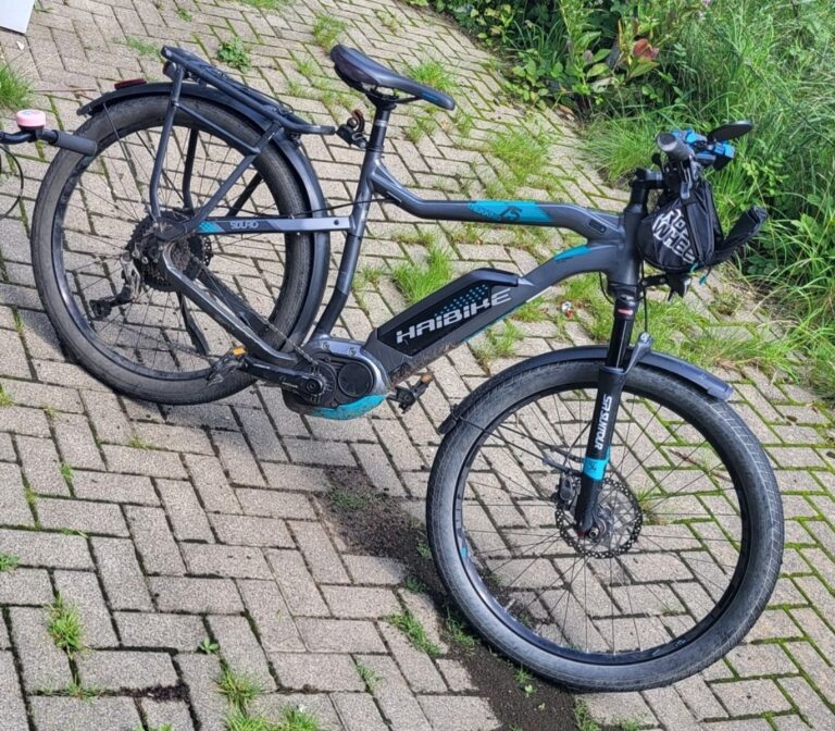Diebstahl eines E-Bikes in Clausthal-Zellerfeld: Haibike SDURO entwendet von Bäckerstraße, Polizei bittet um Hinweise.