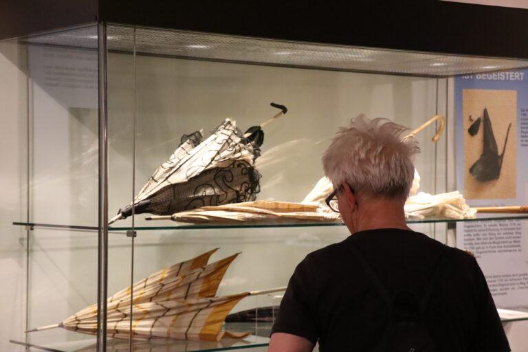21 06 2025 Vernissage Tabakspeicher Regenschirm 100