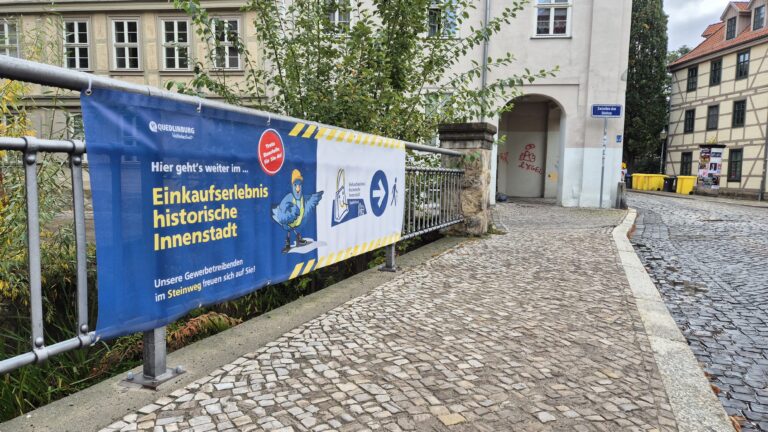Banner an der Bruecke zwischen den Staedten