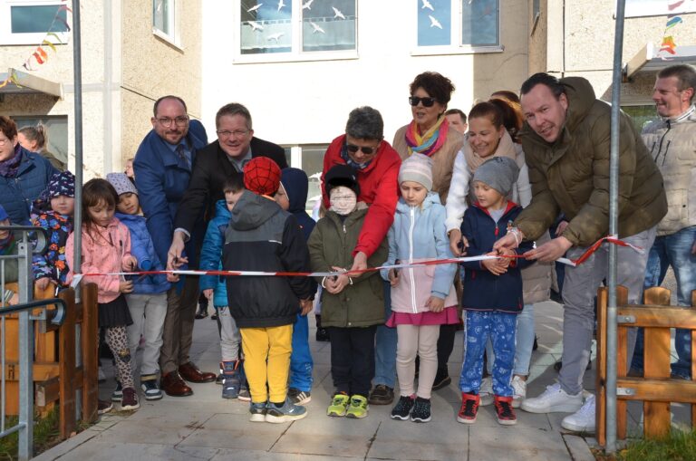 Die Kinder durchschneiden das Band zum Spielplatz Foto A. Damm ESN