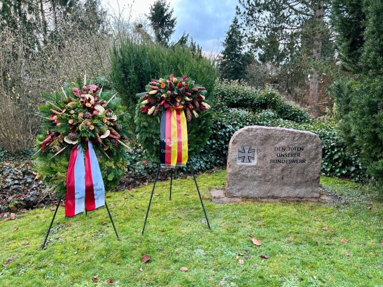 Kraenze mit Gedenkstein