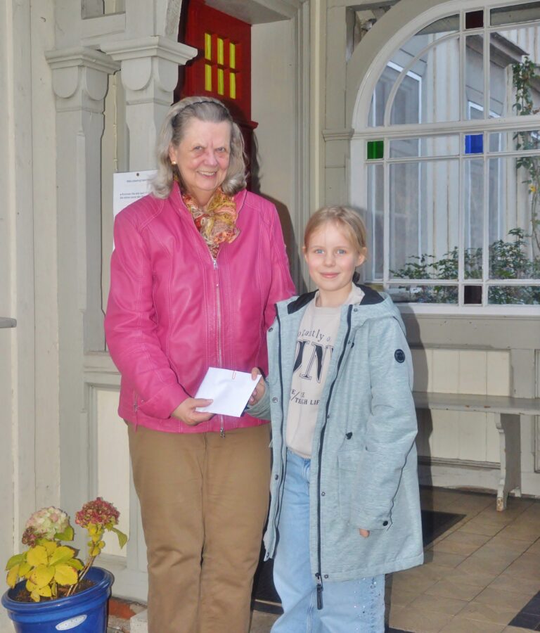 Selma ueberreichte ihre Spende an Luise Schrader