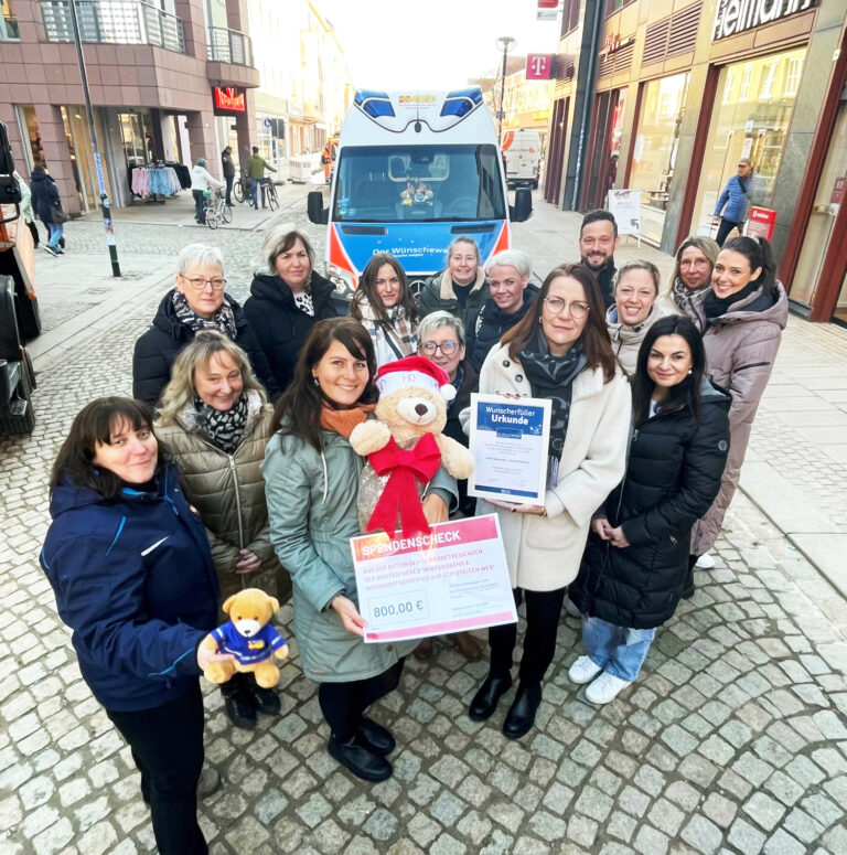 Spendenuebergabe Wuenschewagen2 Pressestelle Sandra Pampus klein