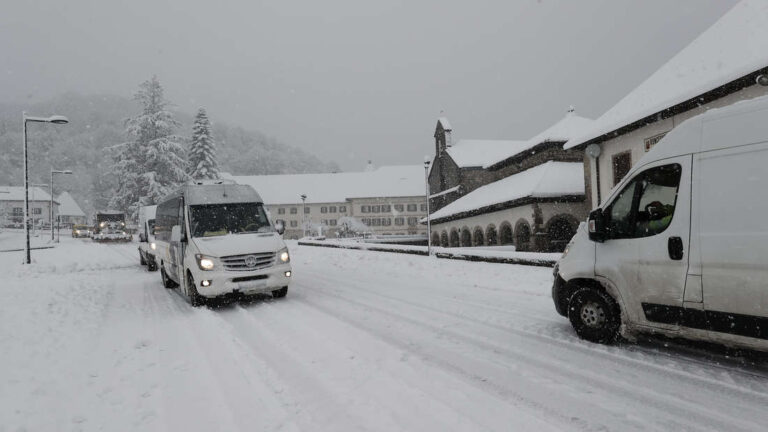 30692712 ein schulbus faehrt ueber eine verschneite strasse in spanien 2pGmh2jNdHfe