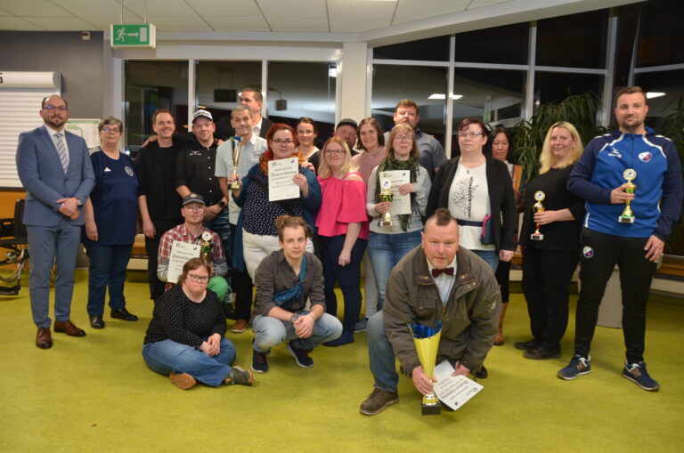 Die bei der Sportlergala geehrten Personen von der Ev. Stiftung und Germania Neinstedt Foto Andreas Damm ESN