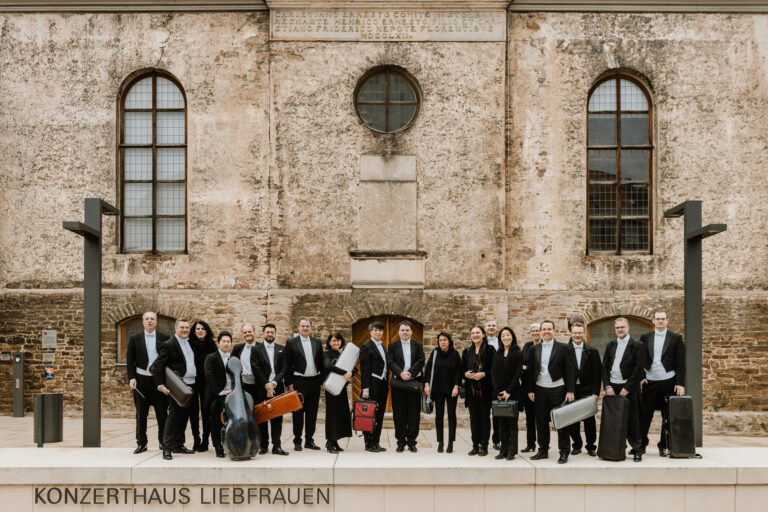 PKOW vor dem Konzerthaus Polyluchs Kreativagentur