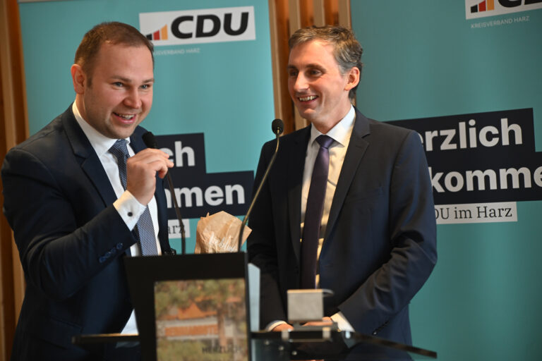 Vorsitzender der CDU Halberstadt Artjom Pusch links bei de Begruessung des Bildungsministers von Sachsen Anhalt Jan Riedel