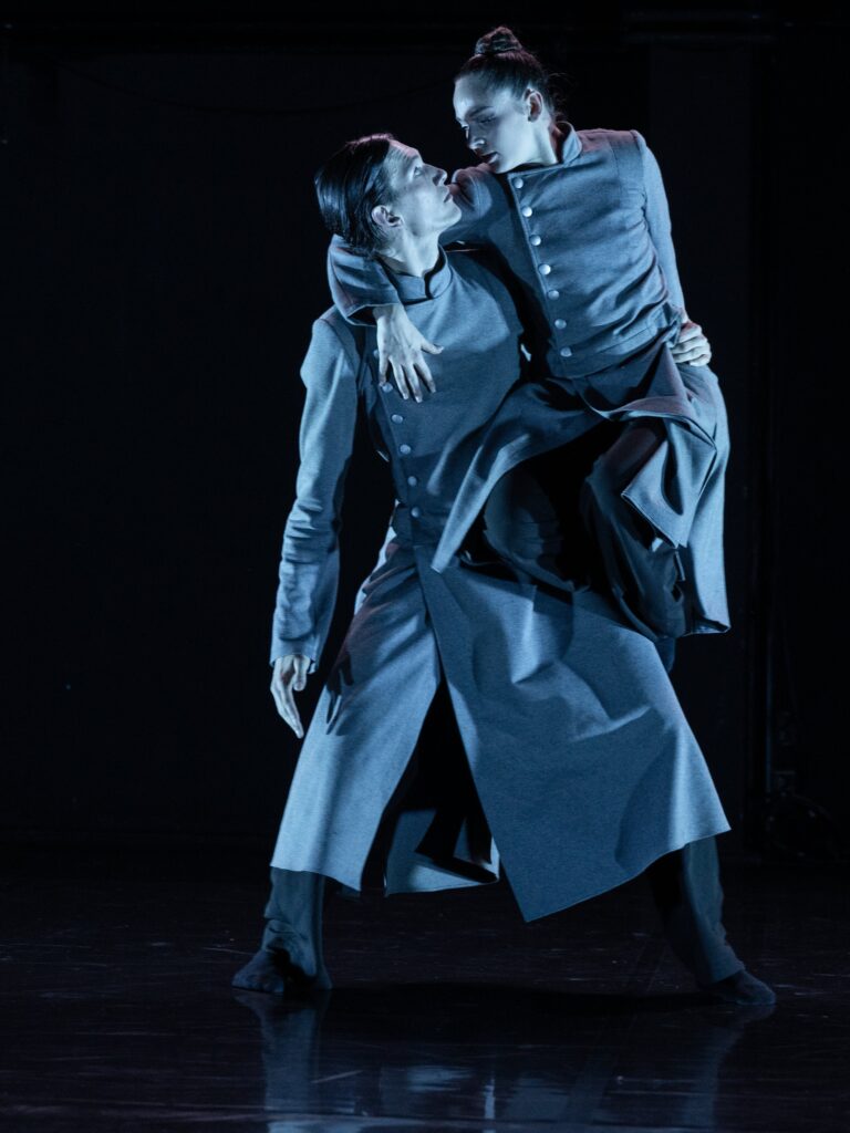 WELLENBRECHER One More Yard Letter Lukas Ziegele Marianna Pavento Foto Rolf K. Wegst