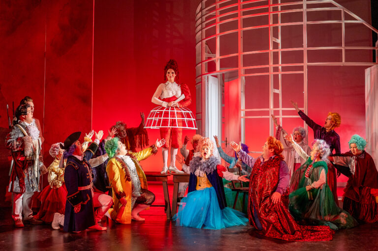 MADAME POMPADOUR Ensemble Foto Ray Behringer