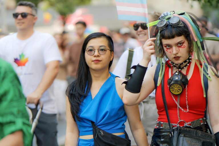 surprising media people 8862429 1280