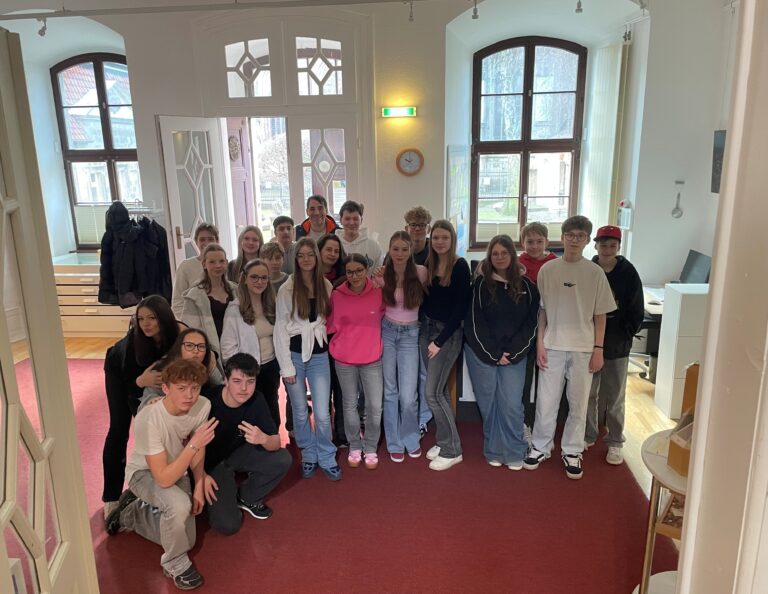 2026 03 03 Die Klasse 8b der Europaschule am Groepertor bei der Uebergabe der Karikaturen.cStaedtisches Museum Alexandra Runschke