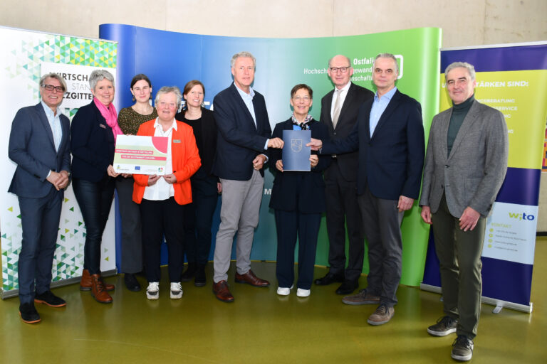 Gruppenfoto Bescheiduebergabe