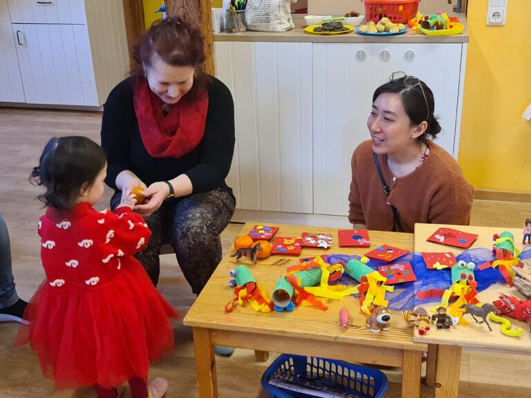 Mandarinen werden getauscht zum Chinesischen Neujahrsfest 2026 im Chr. Kinderhaus Foto A. Damm ESN