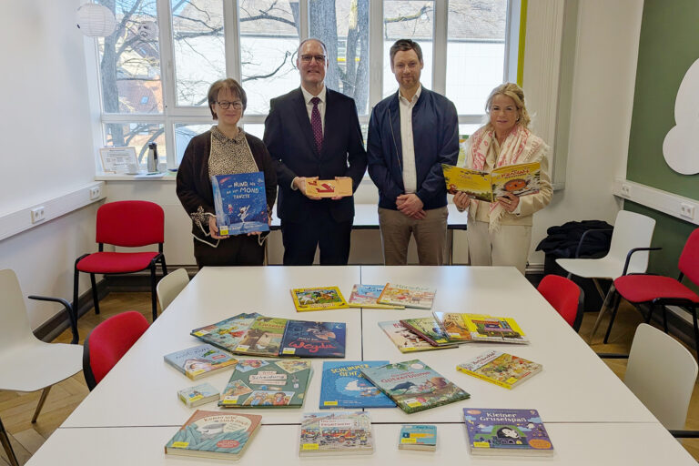 Stadtbibliothek 1 Spendenuebergabe ©Stadt Goslar