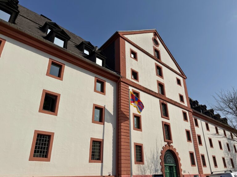 Tibet Flagge vor dem Rathaus der Stadt Osterode am Harz