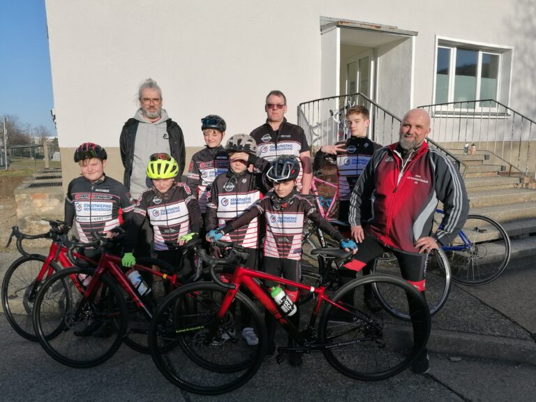 Trainingsgruppen mit Sponsor bei Raduebergabe 2026