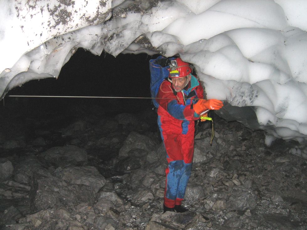 Vermessung im Eingangsbereich der Eiskapelle 2003 Foto Andreas Wolf