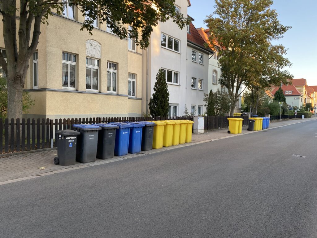 bereitgestellte Behaelter in Halberstadt Bild 2