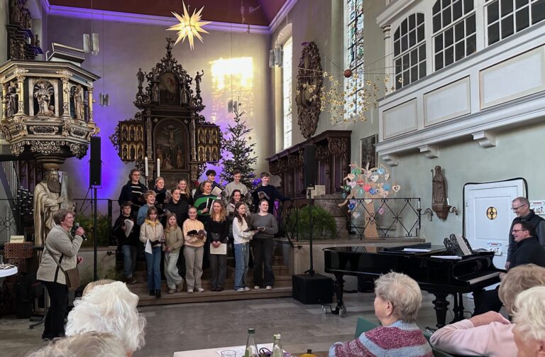 Der Jugendchor Osterode unter der Leitung von Joerg Ehrenfeuchter bei der Vesperkirche in Osterode