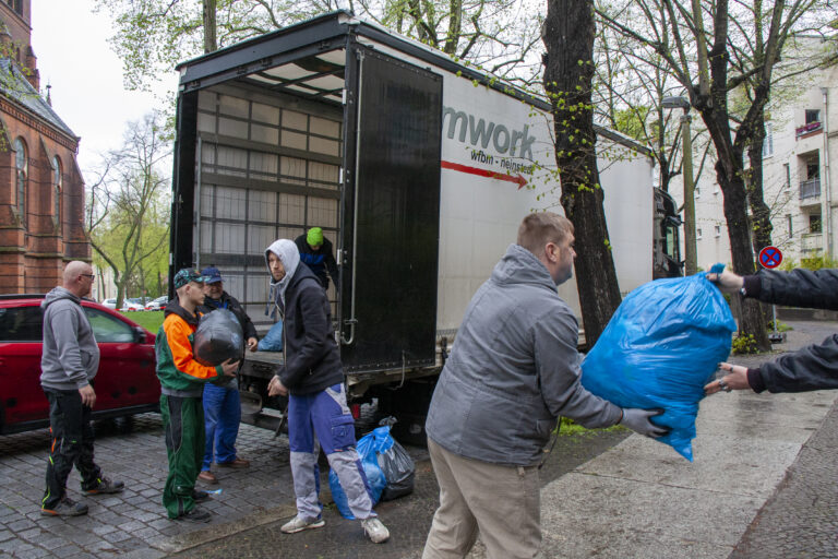 Kleiderspende in Halle Foto A. Becker ESN