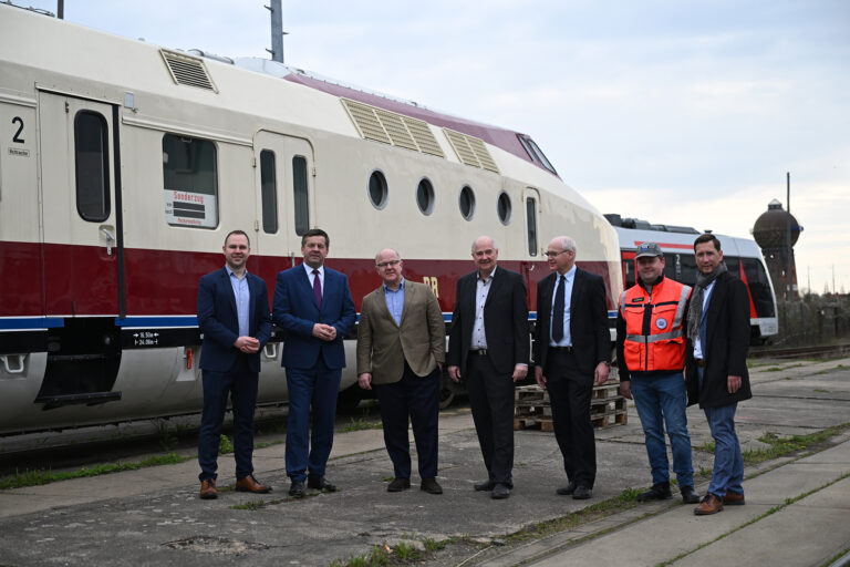 Sven Schulze im Gespraech mit Artjom Pusch Daniel Szarata und den Geschaeftsfuehrern der Firma VIS Verkehrs Industrie Systeme GmbH