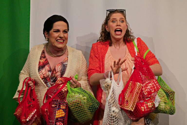 BEZAHLT WIRD NICHT Julia Siebenschuh Luisa Jaeger Foto Harztheater