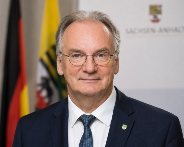 Reiner Haseloff sieht sich nach seiner Äußerung zu Abitur-Zeugnissen unter einer AfD-Regierung schweren Vorwürfen ausgesetzt