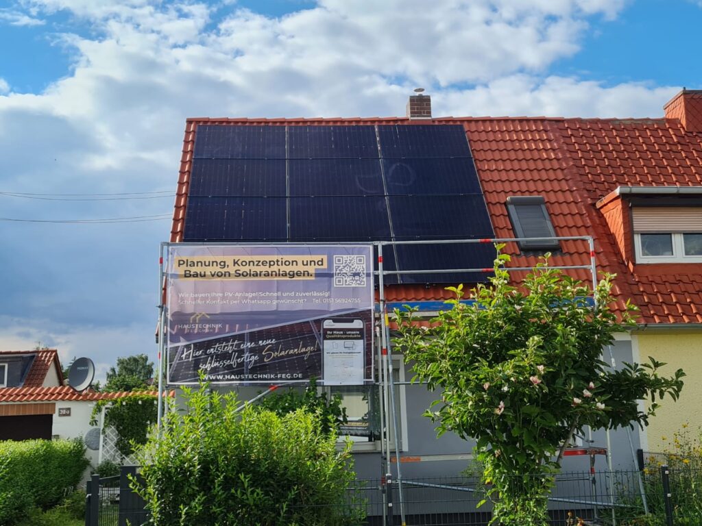 Haus mit Banner davor