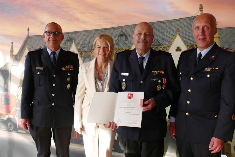 Ehrennadel Frank Slotta © Feuerwehr Goslar