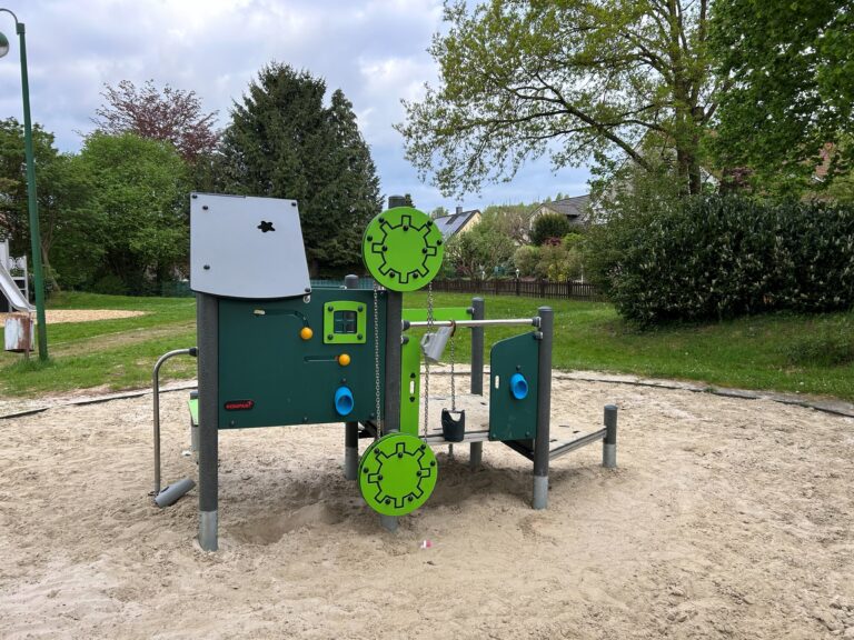 Spielgeraet Spielplatz Teichwiese