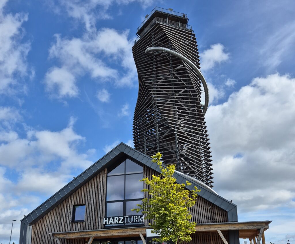 Ein tragischer Vorfall am Harzturm sorgt für Entsetzen: Zwei Erwachsene und ein Kind sind bei einem Sturz aus rund 65 Metern Höhe ums Leben gekommen.