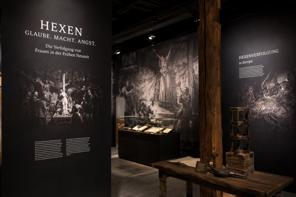 Die Sonderausstellung „Hexenwahn. Glaube. Macht. Angst.“ im Museum im Ritterhaus in Osterode am Harz nimmt die Besucherinnen und Besucher auf eine eindrucksvolle Reise in die Zeit der Hexenprozesse mit.