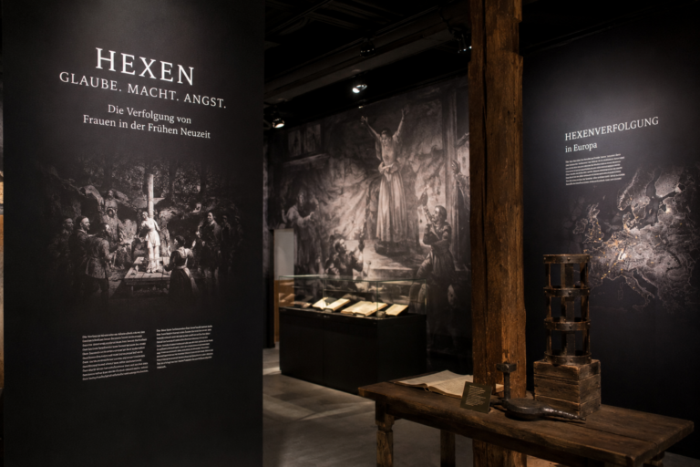 Die Sonderausstellung „Hexenwahn. Glaube. Macht. Angst.“ im Museum im Ritterhaus in Osterode am Harz nimmt die Besucherinnen und Besucher auf eine eindrucksvolle Reise in die Zeit der Hexenprozesse mit.