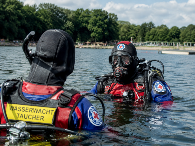 Eine 63-jährige Frau kam beim Schwimmen ums Leben, nachdem sie plötzlich unter der Wasseroberfläche verschwand. Taucher der Wasserwacht bargen die Frau aus einer Tiefe von 18 Metern.
