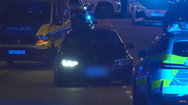 In Niedersachsen ist ein BMW absichtlich in eine Menschengruppe gefahren. Die Polizei ermittelt.